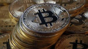 Біткоїн обвалився до чотиримісячного мінімуму та впав нижче $62 000