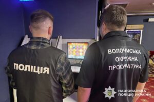63-річна жінка облаштувала підпільне казино у підвалі будинку на Хмельниччині