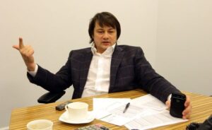 Правоохоронці провели обшуки в офісах, повʼязаних з банкіром-шахраєм, арештували крипторахунки
